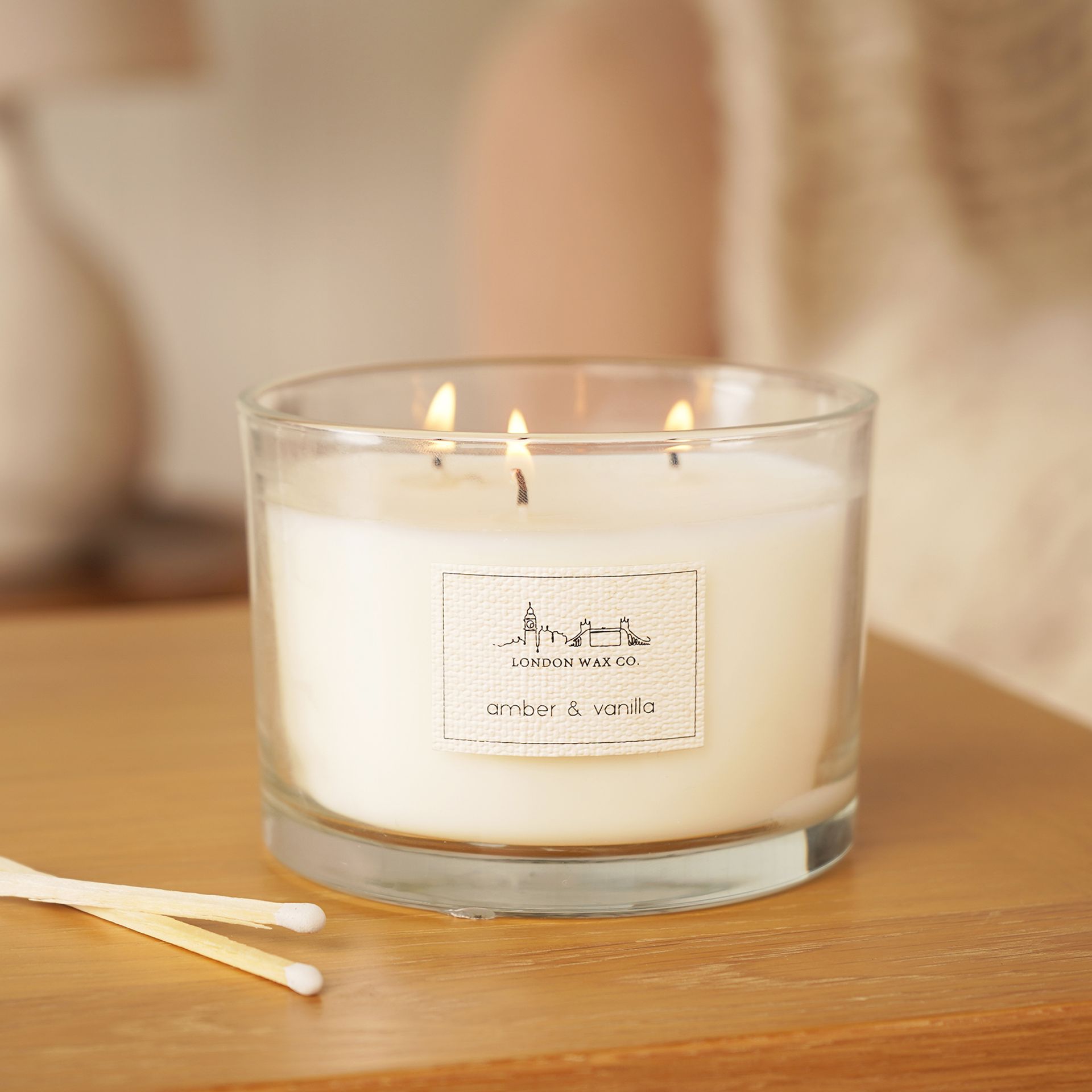 The London Wax Company Amber & Vanilla Lidded Candle 368g - Image 3